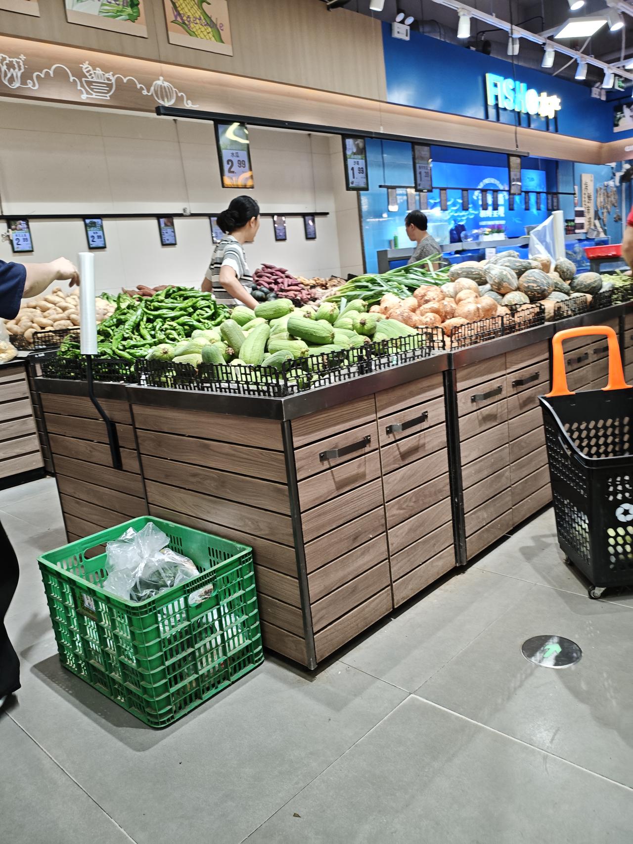 晒出你的本地生活楼下超市这几天菜好便宜，好多青菜只要3元钱左右一斤！今日大家又要