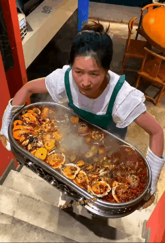 又要小心洒了，又要小心烫着，还要小心不摔倒，太不容易了！[祈祷]

楼上饕餮宴