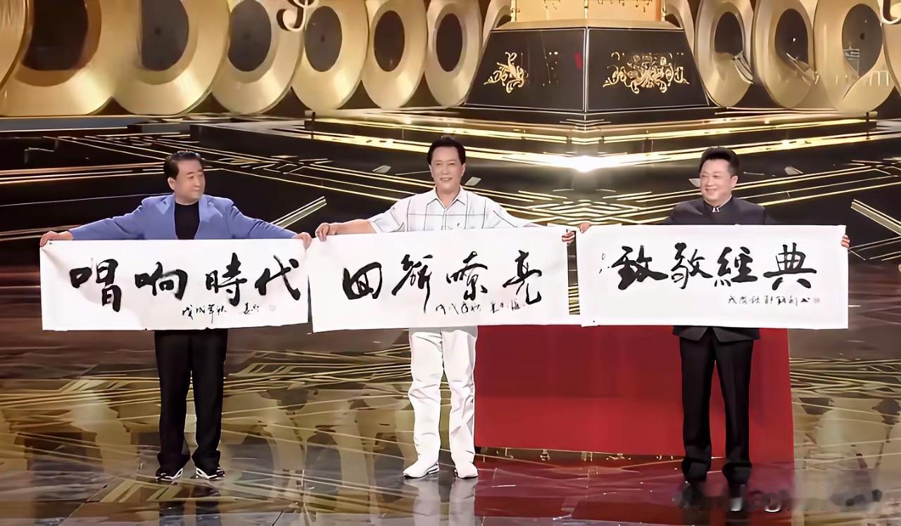 在网上刷到这张图片，看到他们三个人的字写的都很好看，但我不懂书法，不知道谁写的更