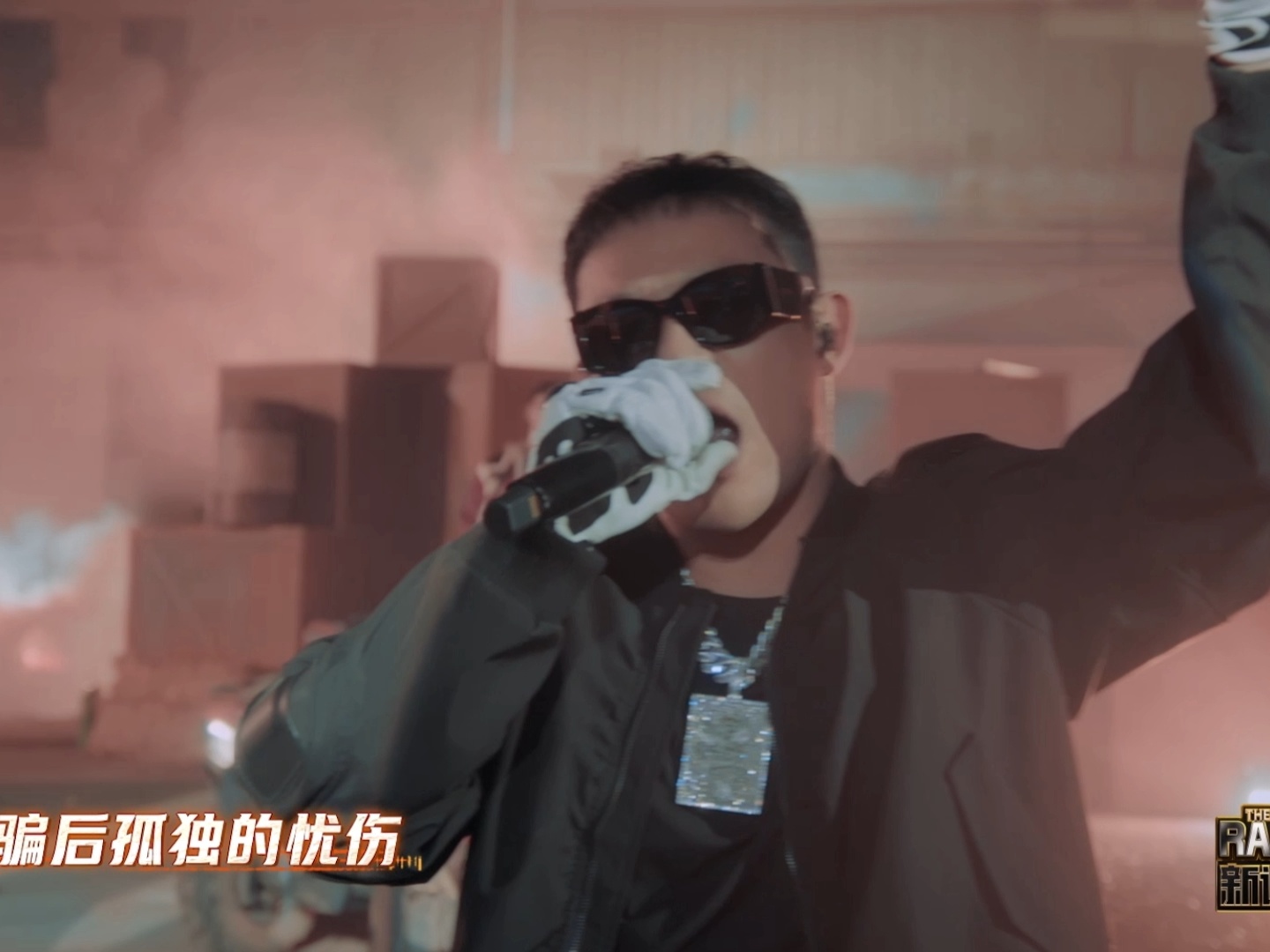 小白黄旭VaVa重新定义拉拉队本来对拉拉队没啥感觉，直到看见他们仨同框，才惊觉原