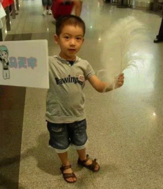 贺峻霖童年照 爱豆幼年体 贺峻霖幼儿园毕业照 原来爱豆感真的可以从小看出来！幼儿