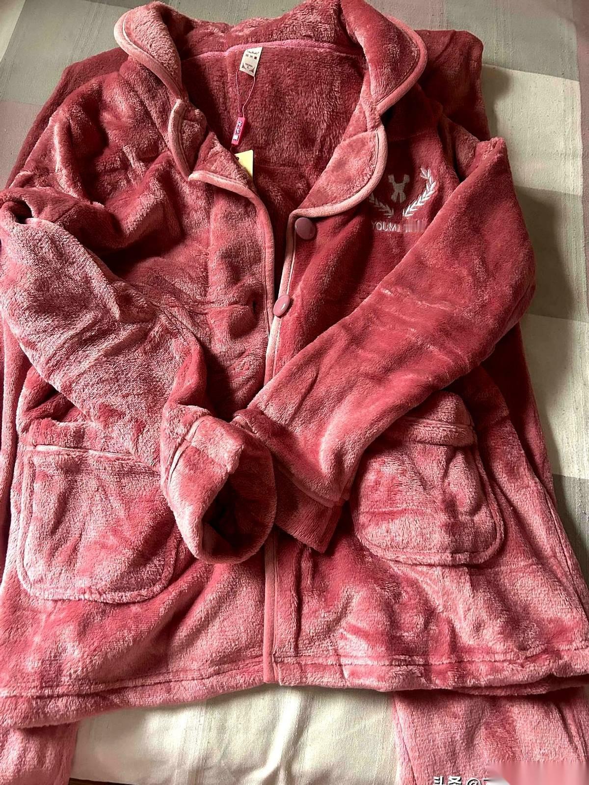 就因为我买的睡衣是29块9包邮的，客服就敢教我做事了。
说我买的东西“一份价钱一