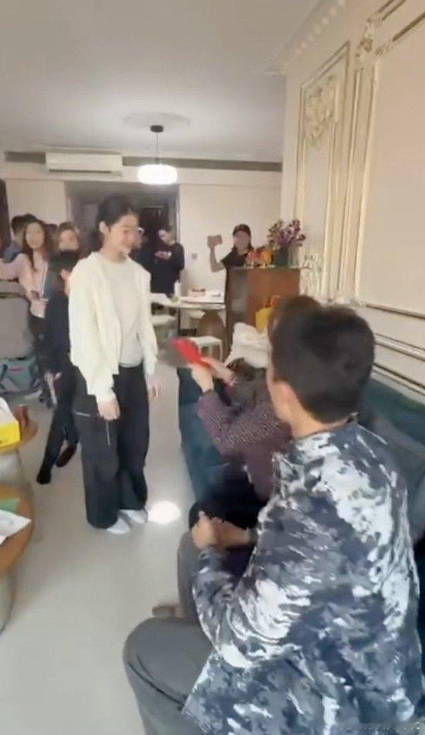 藝人莊思敏於2022年跟圈外人楊秉逸離婚，去年10月她再與拍拖未夠兩年的圈外人黃