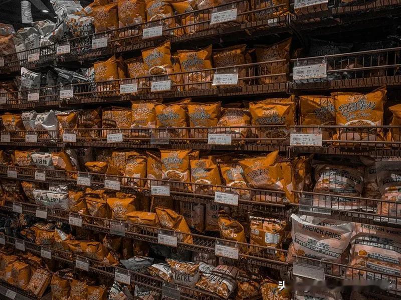 中产涌入超市抢300元羽绒服 这个冬天，中产都跑去超市抢300元羽绒服了。像胖东