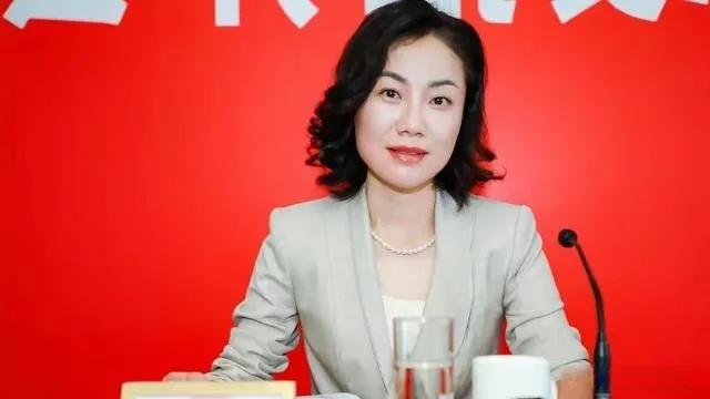 中国最贵的女秘书朱旭，年薪849万，年近50岁还像个妙龄少女
网上聊到"中国最贵