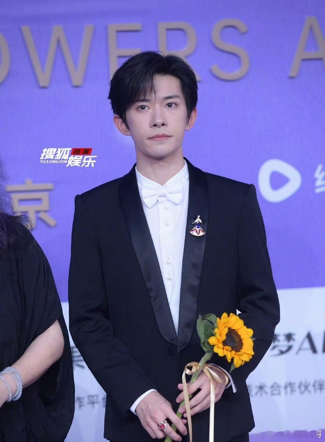 易烊千玺百花奖狐厂生图 