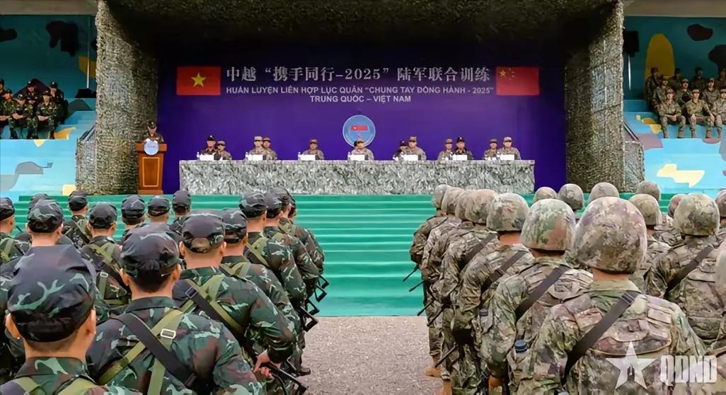 近日，一张中越联合军演的现场对比图在越南社交媒体疯传，瞬间点燃舆论风暴。照片里，
