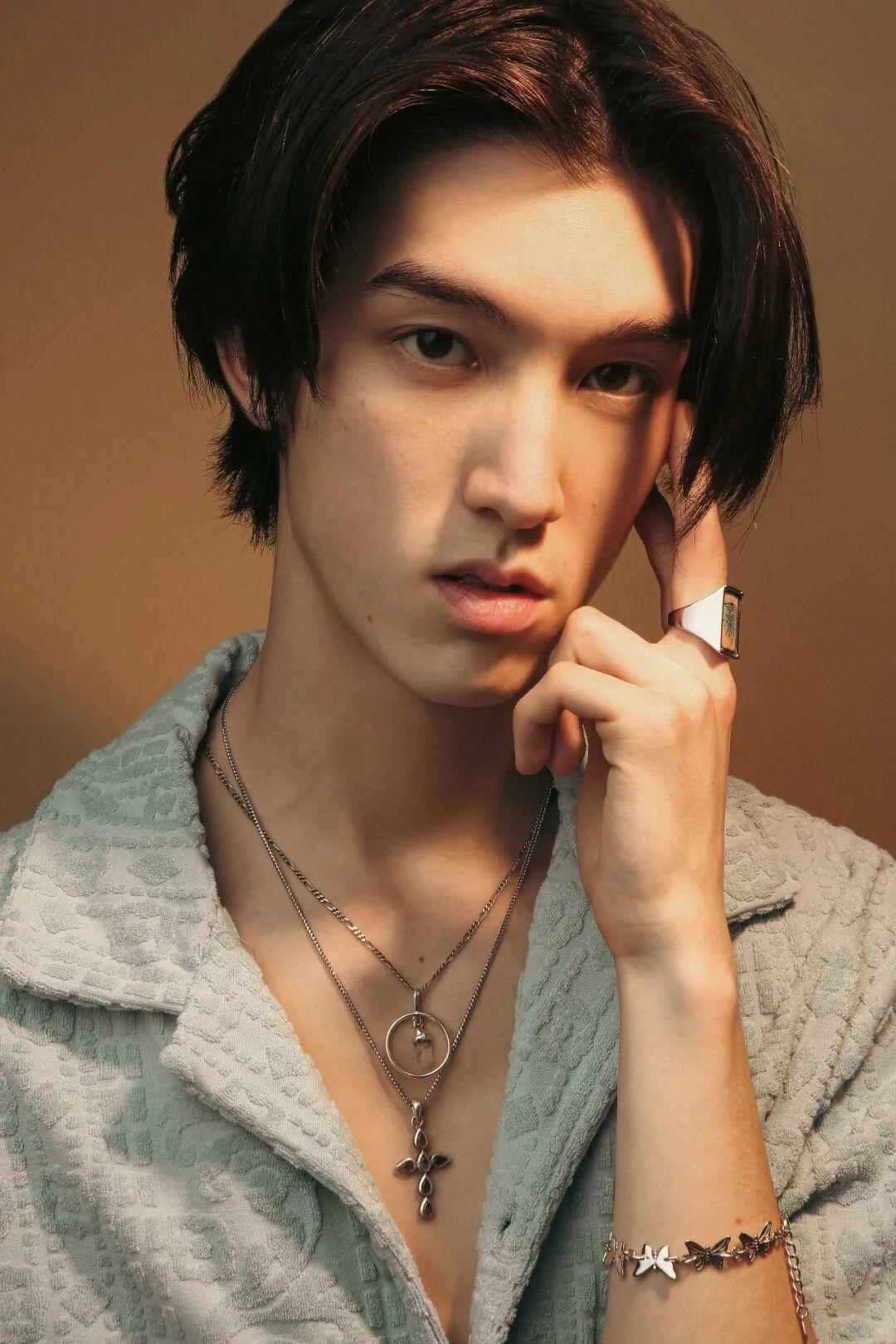 Connor Wong 这个演员还不错，他有一种书卷气，我确实喜欢。
现在真的不
