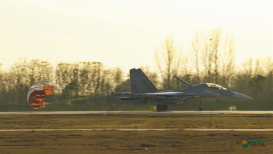 东部“英雄中队”所在旅歼-16烽火问鼎计划制胜空天