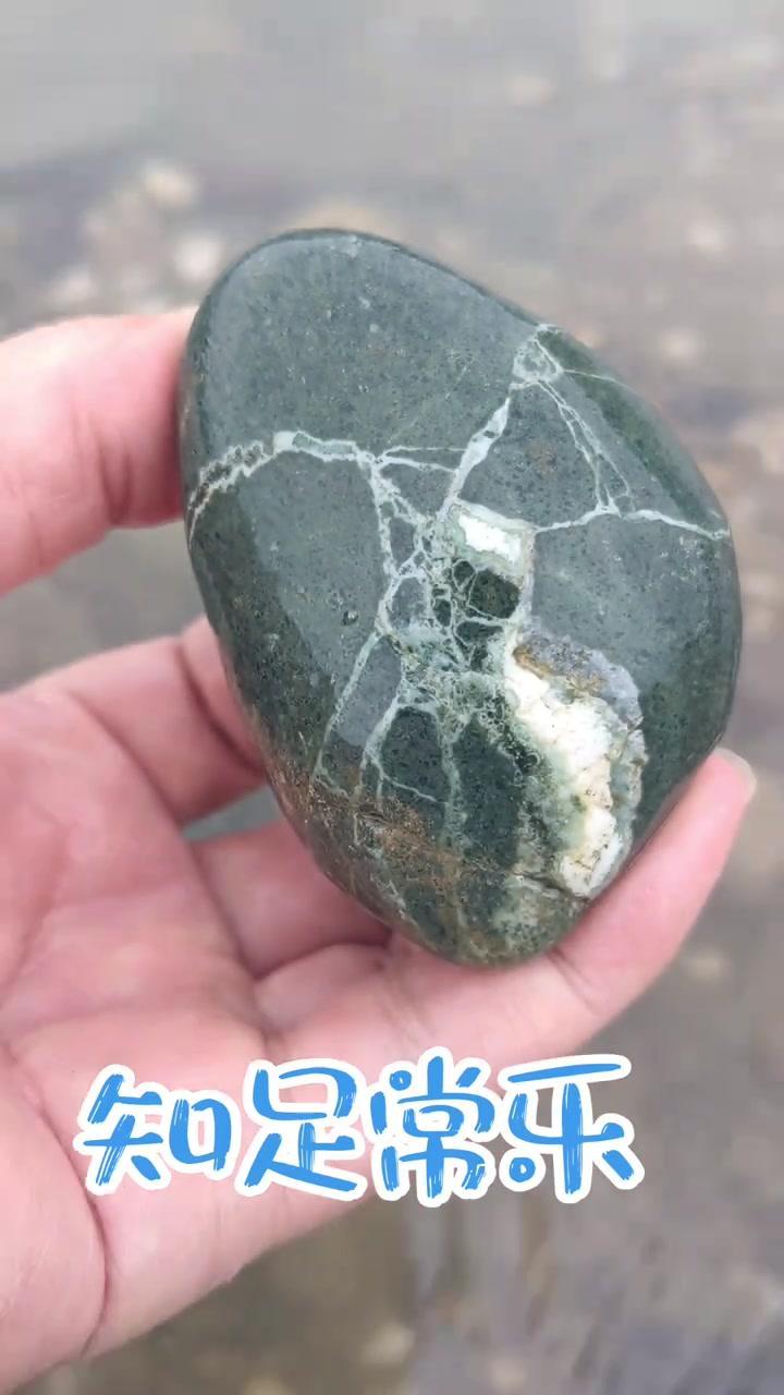石头上的蜘蛛造型栩栩如生，让人想起那句"知足常乐"，或许这就是与自然对话的奇妙馈