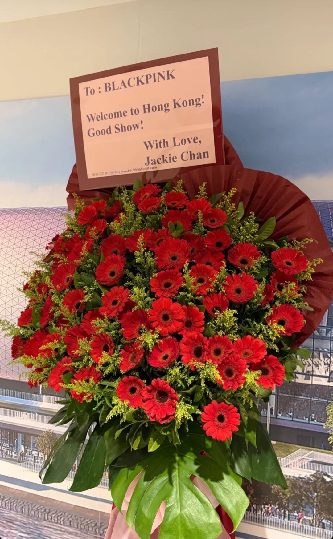 成龙给BLACKPINK送了花束
