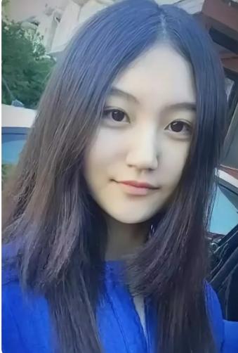 6岁被成龙抱上春晚，后因“丑”被骂退圈出国，如今的她却长这样娱乐 明星