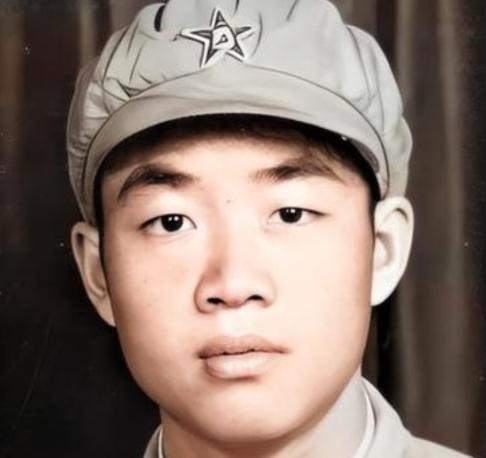 1951年抗美援朝战场上，15岁的炮兵张典文不满天天擦炮架，于是手痒难耐，冲敌方