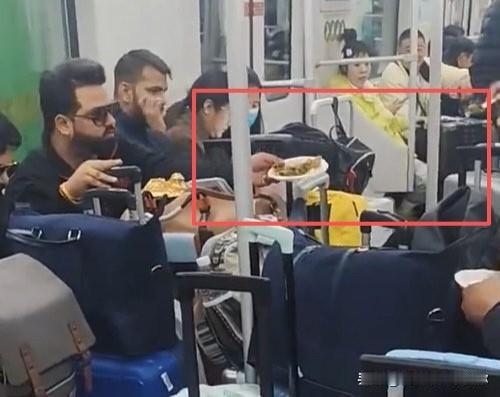 印度人在地铁吃馅饼 ，
这事不能就这么算了。

看着视频里那几个印度人围着吃馅饼