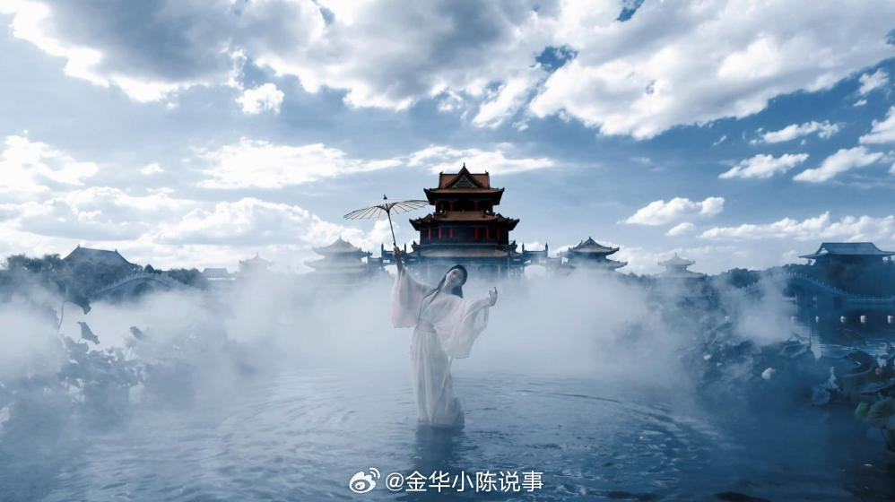 现实仙侠藏在浙江横店圆明新园湖面 一池福海藏仙韵，半湖楼阁入仙侠。横店圆明新园以