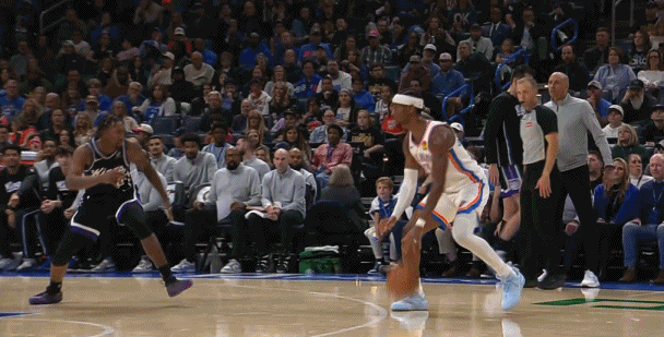 亚历山大第一次罚球 ​​​