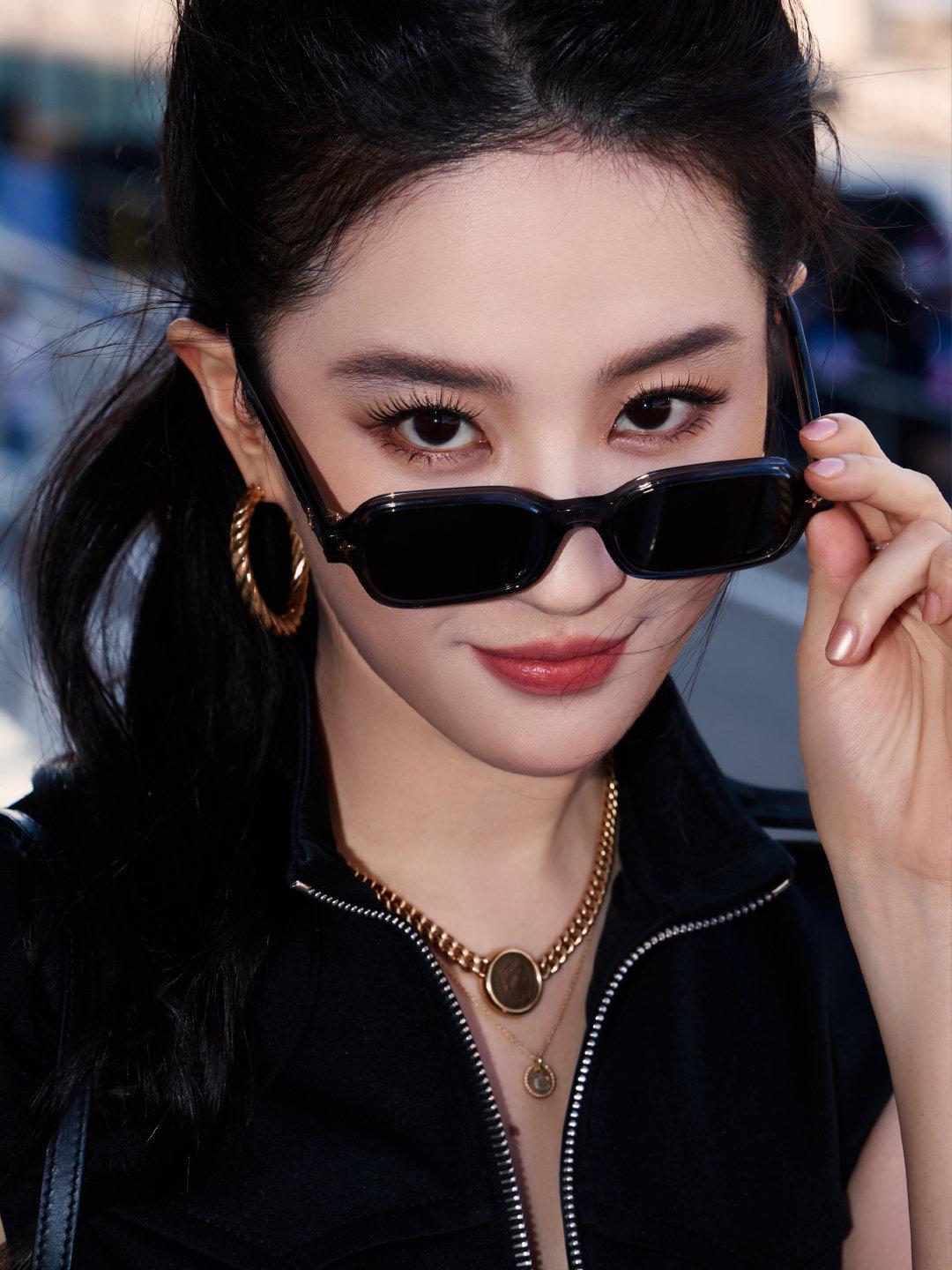 刘亦菲惊喜亮相阿布扎比 F1 大奖赛赛季收官战，本次造型依然来自Louis Vu