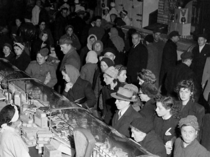 在二十世纪冷战格局中，苏联是公认的世界级军事强国，率先发射人类第一颗人造卫星，在