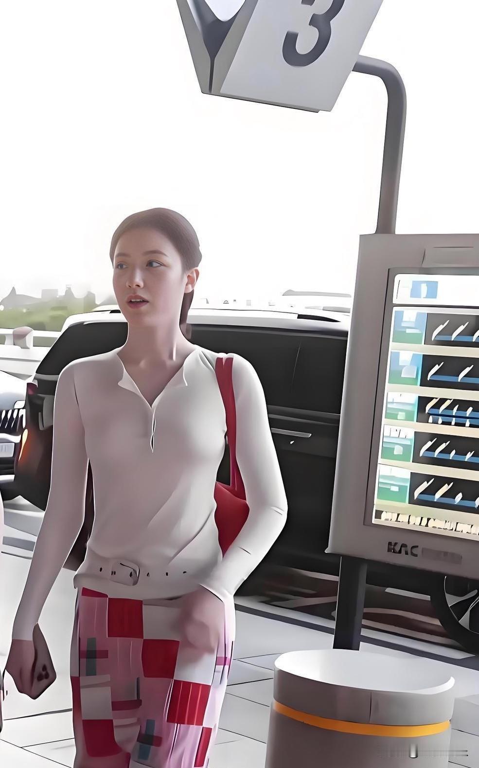 她颜值演技都在线，为啥就是火不起来？是韩团标签限了内娱路？缺爆款作品？还是不炒热