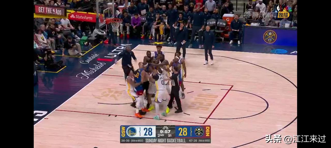 掘金主场战勇士爆发多人冲突，混作一团！场边保镖赶忙上场维持秩序！
先是小哈达威上