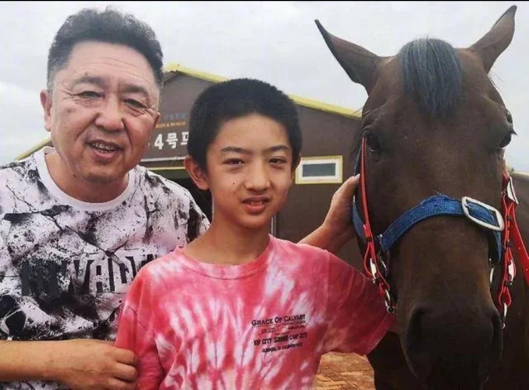 当年于谦和白慧明生下一个儿子，6岁时，夫妻俩把儿子架到幼儿园，儿子哭着喊:“你们