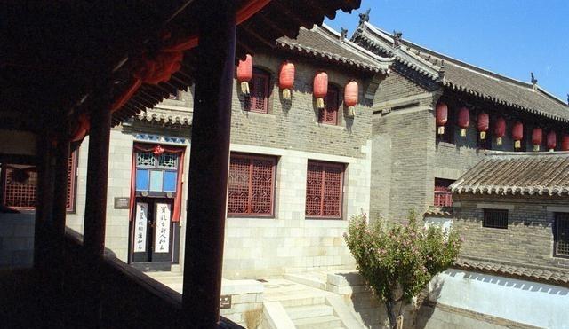 1952年，一名地主拒绝交出他的土地，被判死刑。看得出，这个曾经风光一时的大地主