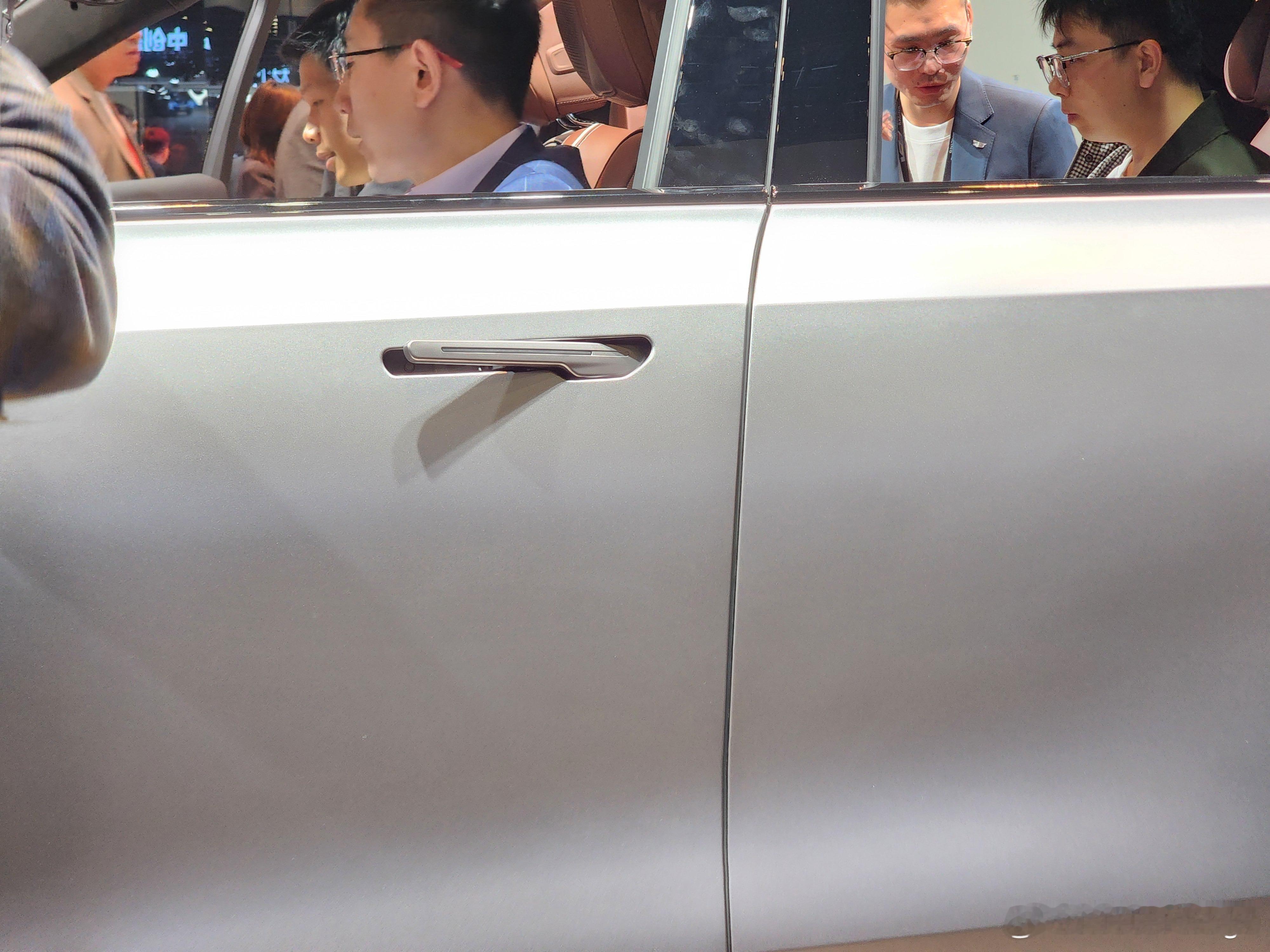 大伙可以猜一猜这是哪台车的门把手我第一次看到这台车门把手的时候还挺诧异，为啥是往