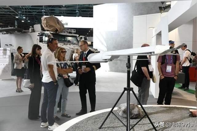 把一款自用已退役的无人机生产线，而不是无人机本身，摆上全球顶级防务展的展台——这