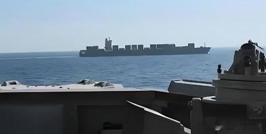 今天刷到个离谱的动静，直接看笑了。

4月19日，阿曼湾，美军直接开火逼停了伊朗