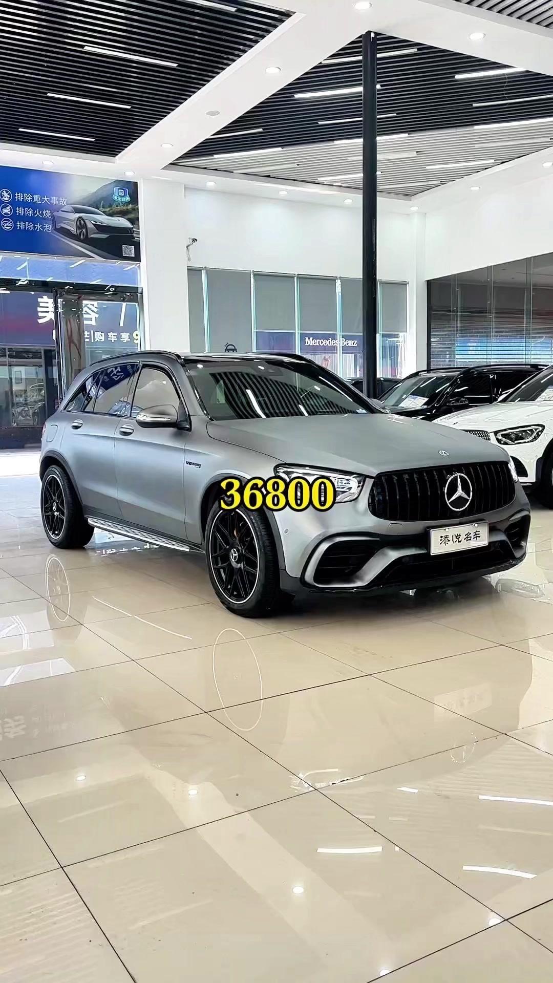 1️⃣外观改装：全车贴了改色膜，低调又有质感；换了运动钢圈，搭配红色刹车盘，行驶