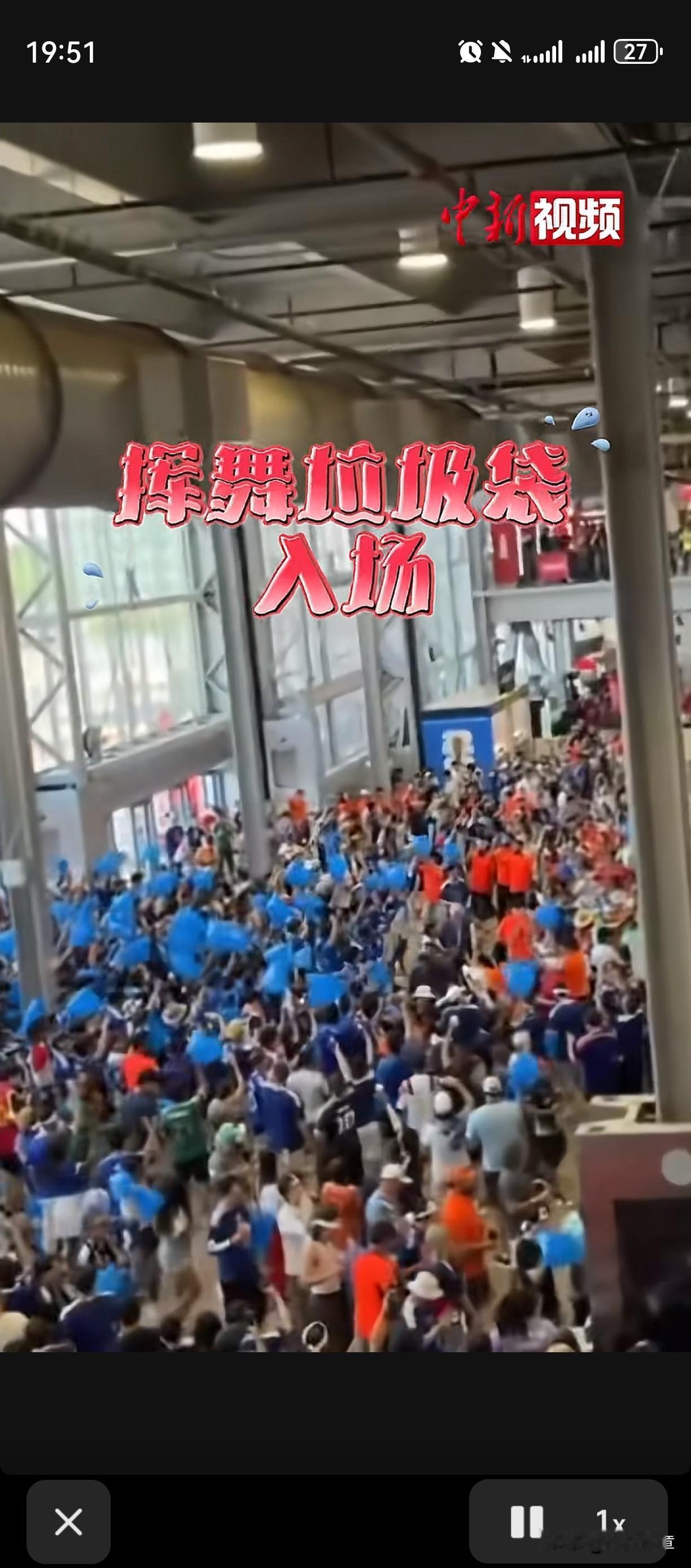 “又出国作秀？”

近日，日本球迷又在国外出尽了风头，你没有看错，日本人，又在向