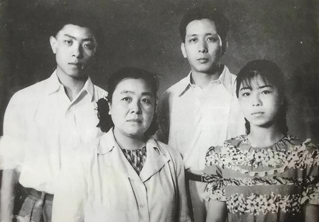 1986年，丁玲在家中去世，三年后，她的丈夫迎娶小12岁张钰，成婚前他提出了两个