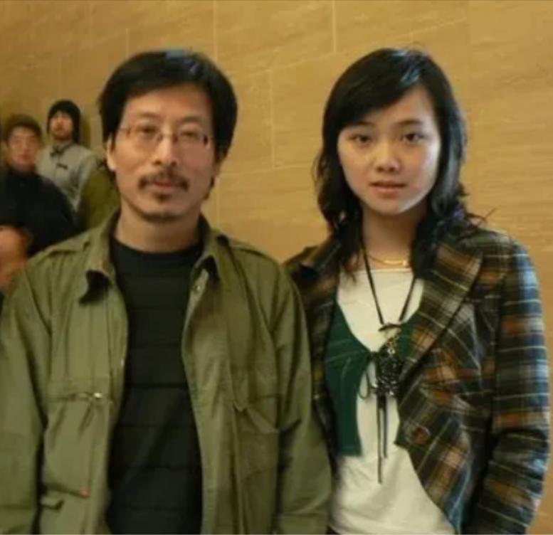 当年，罗敏跟画家冷军离婚了。朋友问她：“你老公有钱有名，也没啥不良嗜好，这么好的