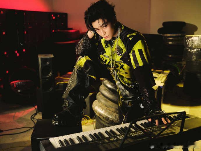 丁禹兮的野性模样，丁禹兮音乐节赛车手造型，谁懂这个满分拽酷感的小丁的帅气值呢，期