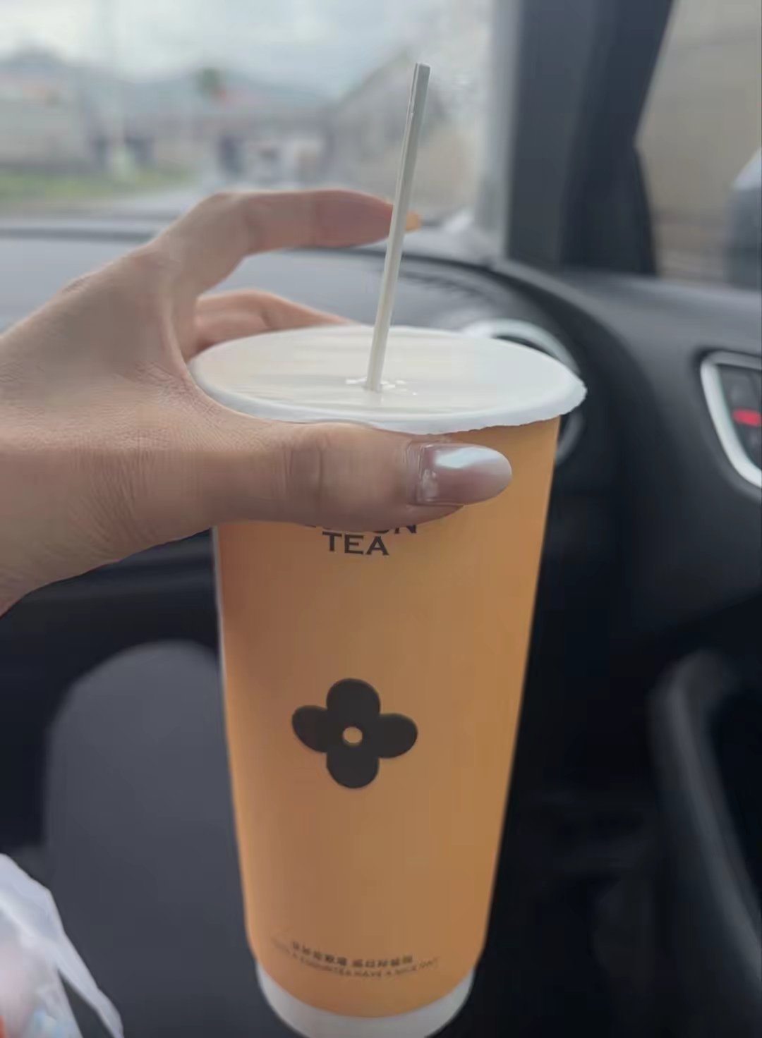 茉莉奶白你糊涂啊！还真的改了商标还改成了黑色图标，真怕梵克雅宝一转头也要去告他了