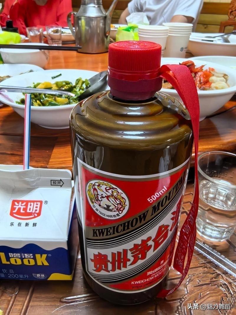 在吃饭喝酒的饭局上，酒必定选茅台精品，这绝对是有道理的。

精品茅台用的基酒超过