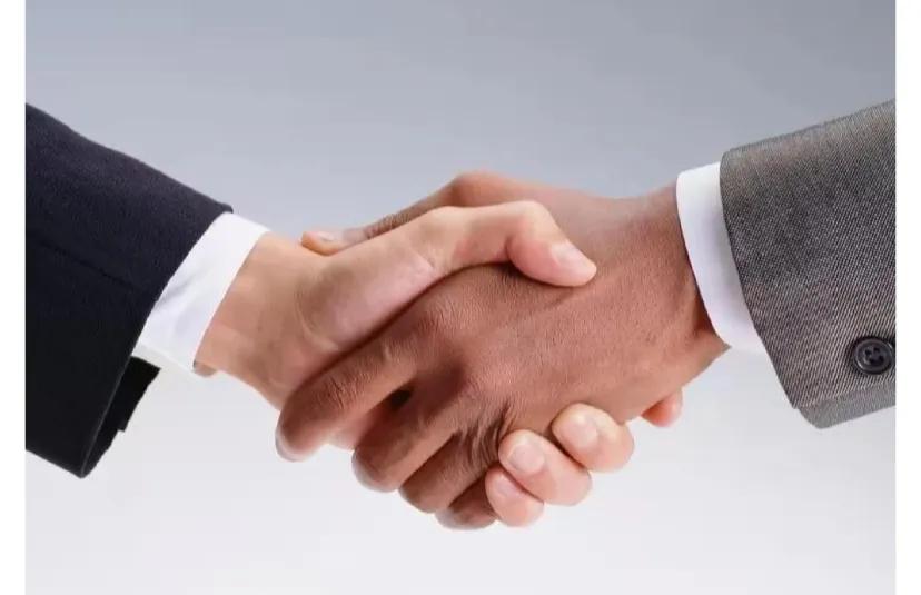 男同事上厕所后不洗手就与女同事握手
有一天，我偶然发现有好多男同事小便完事后竟然