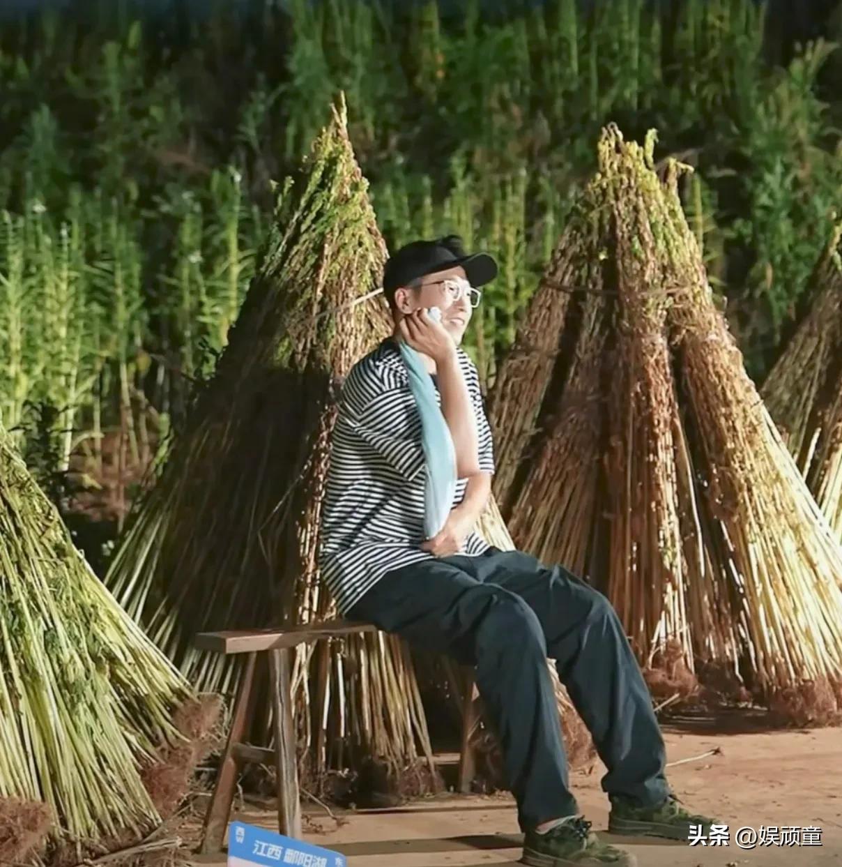看来大家都被东方甄选明明的这个造型触动了！
明明戴着帽子，拿着毛巾，在夜晚来临之
