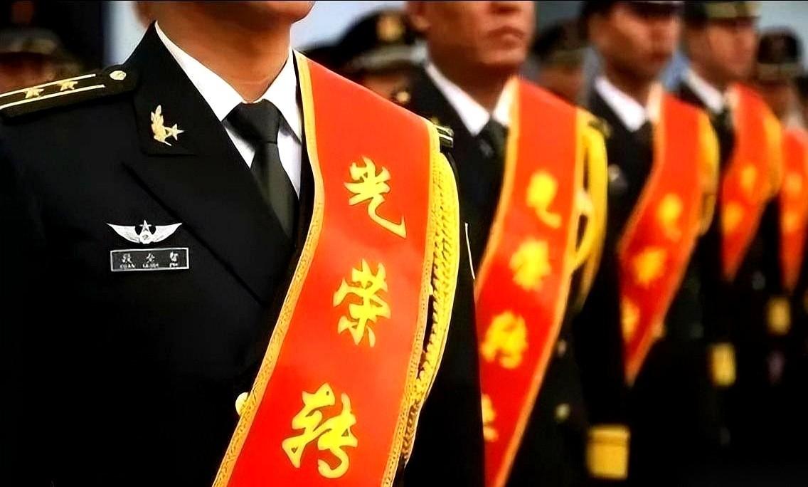 我老婆那刚转业的外甥，在饭桌上撂下筷子，腰杆挺得笔直：“两个单位，一个国土局的土