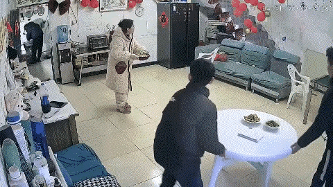 这俩孩子干活笨笨磕磕，如此简单的家务活，被他们哥俩给干砸了，看得出来，当妈的也是