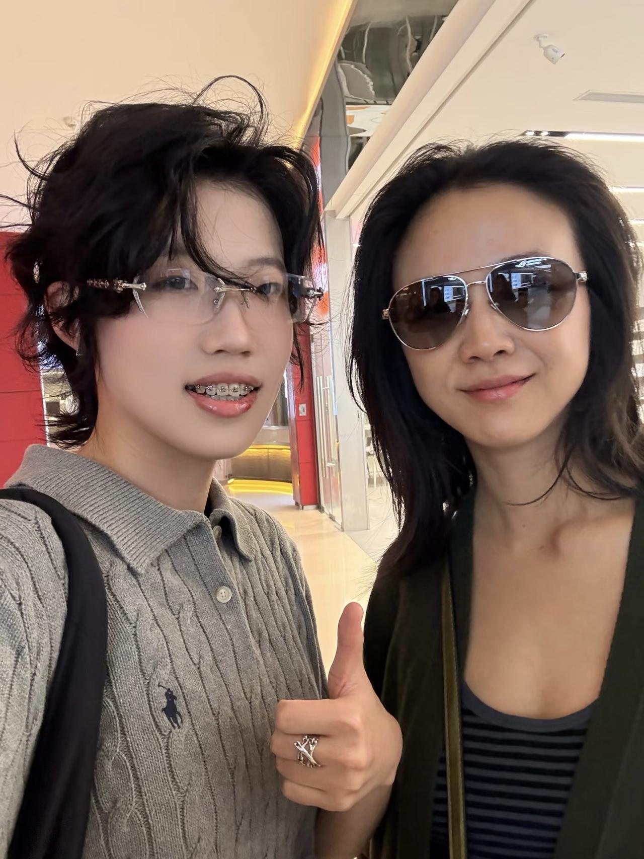 47岁汤唯现身北京三里屯逛街，她真人比电影里更漂亮，长相好大气，略施粉黛，完全不