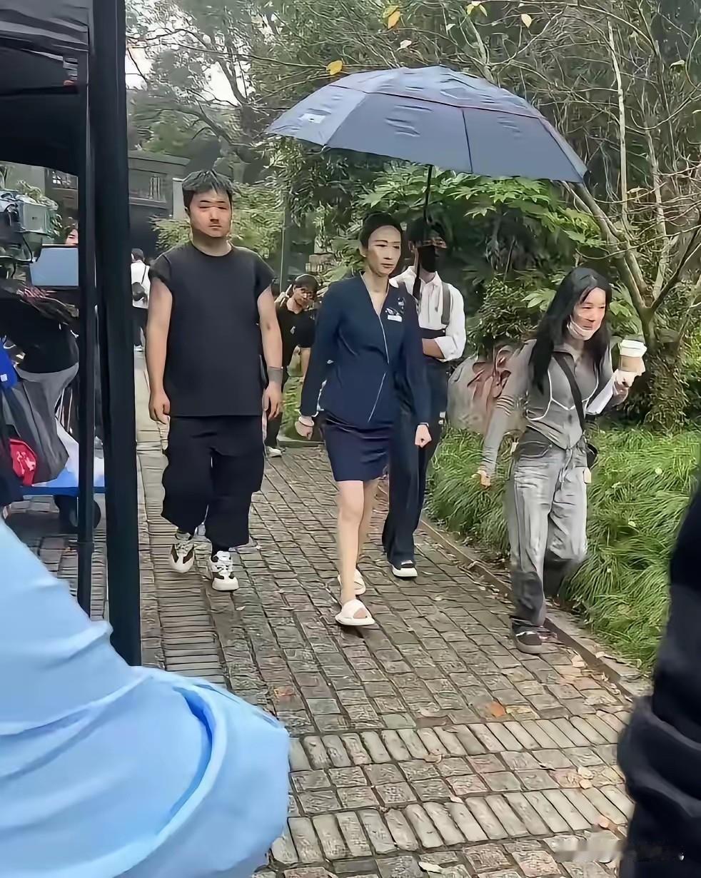 看到这个图片
我就觉得还是喜欢自己撑伞
别人撑伞就是靠不住，关键是走路不方便
