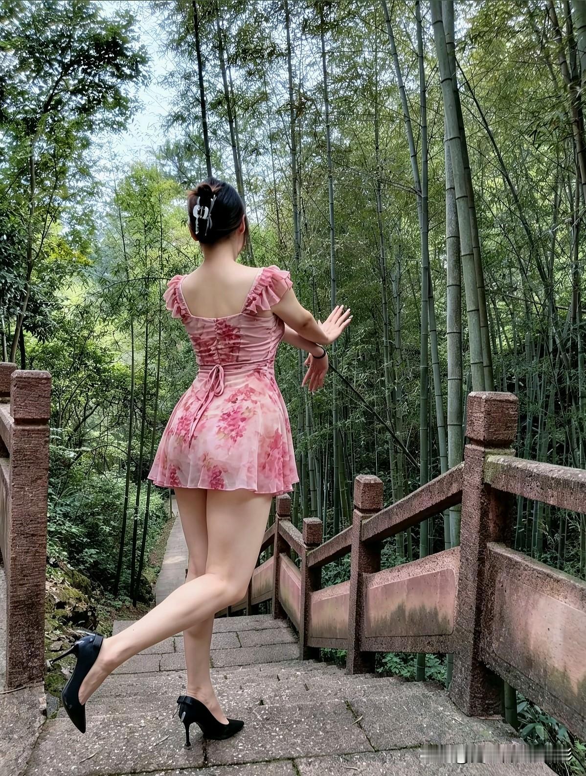 碎花裙曳竹风轻，侧影婀娜夹绾成。玉腿修长肤胜雪，回眸不露也倾城。