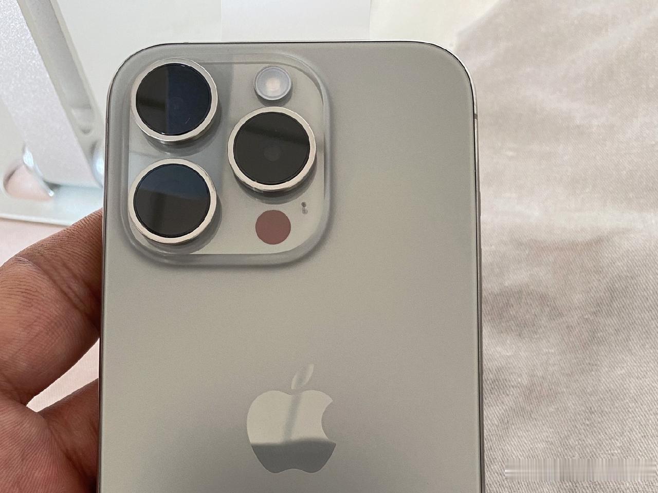 目前最值得入手的苹果手机。
没错，他就是iPhone14 Pro被果粉们誉为史上