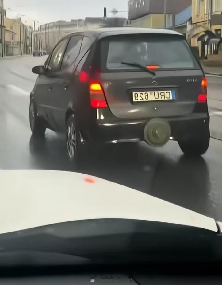 这算不算最硬核的防追尾设计？自杀式？