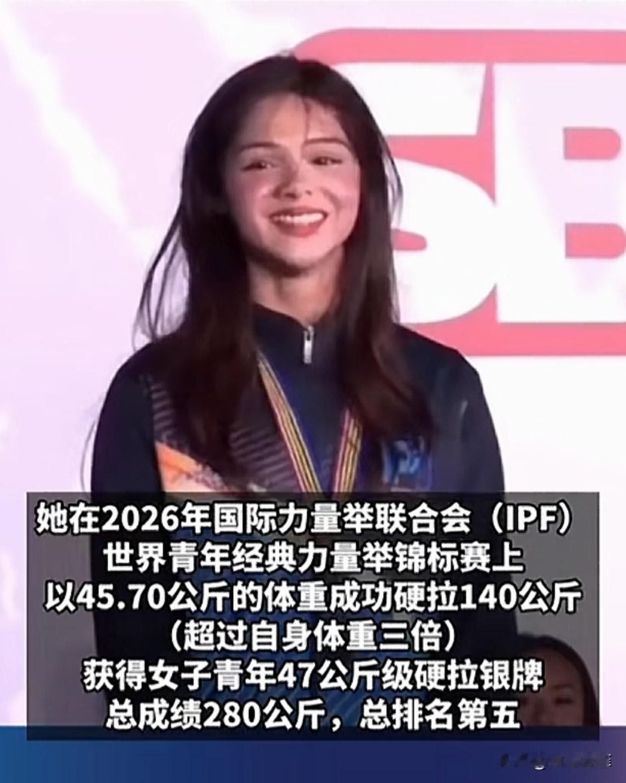 印度，一21岁女子力量举运动员在世锦赛获得银牌，迅速走红，却因为长得太好看被网暴