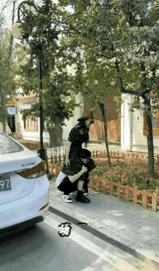 不作就不会死！
一对夫妻出游闹大了，停车在路边想玩浪漫，妻子非要骑在丈夫脖子上够