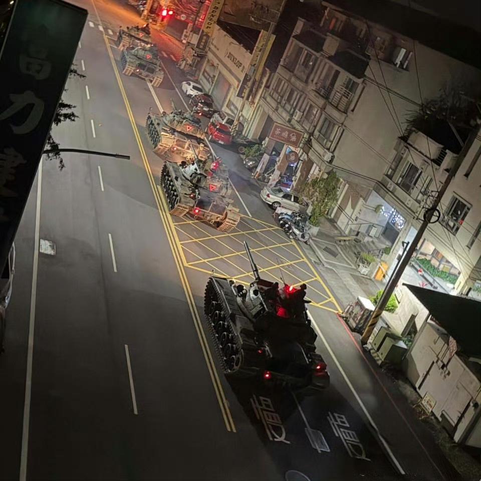 台军老旧坦克出动，它们都在斑马线前等红灯

台军部分现役坦克确实较为老旧，例如M