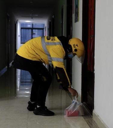 外卖员直接把餐放门口不打招呼，你会投诉吗？不少消费者遇到骑手未敲门、不打电话就放