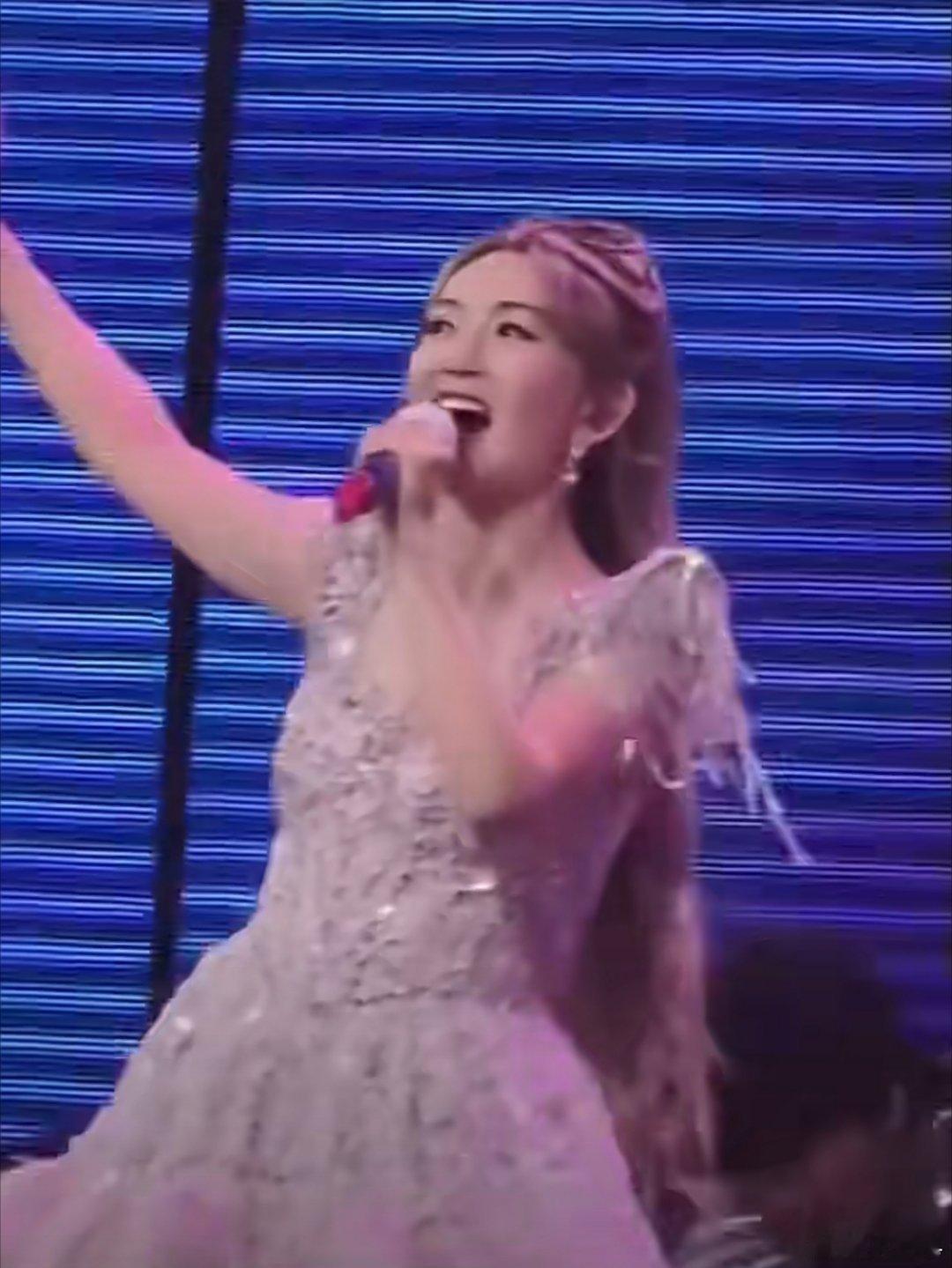 谢娜演唱会上座率 老实说，比那个旺仔小乔强多了。人家谢娜至少是真的在唱跳。